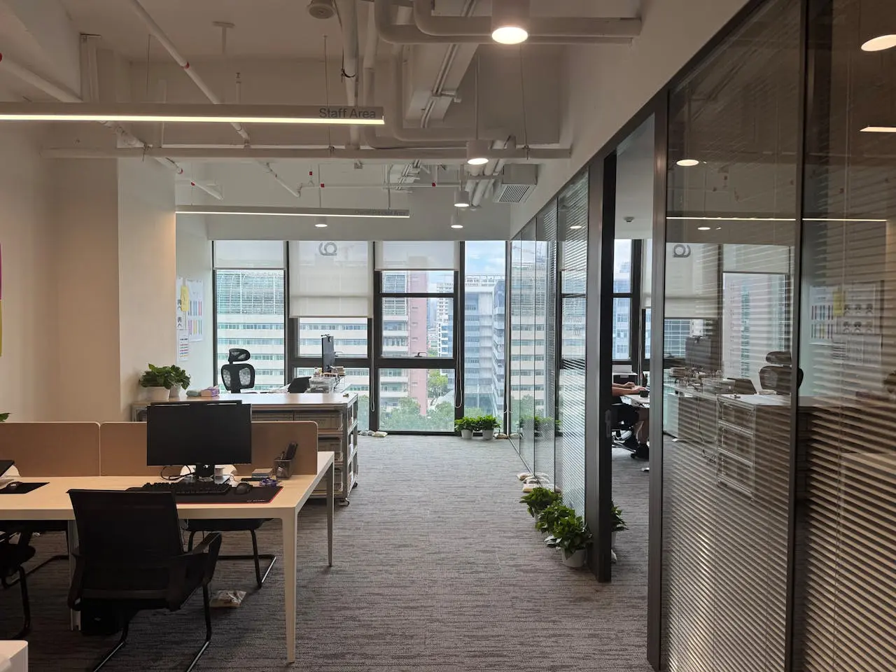 Bild von einem modernem Büro mit weiten Fenster und offenem Arbeitsplatz.